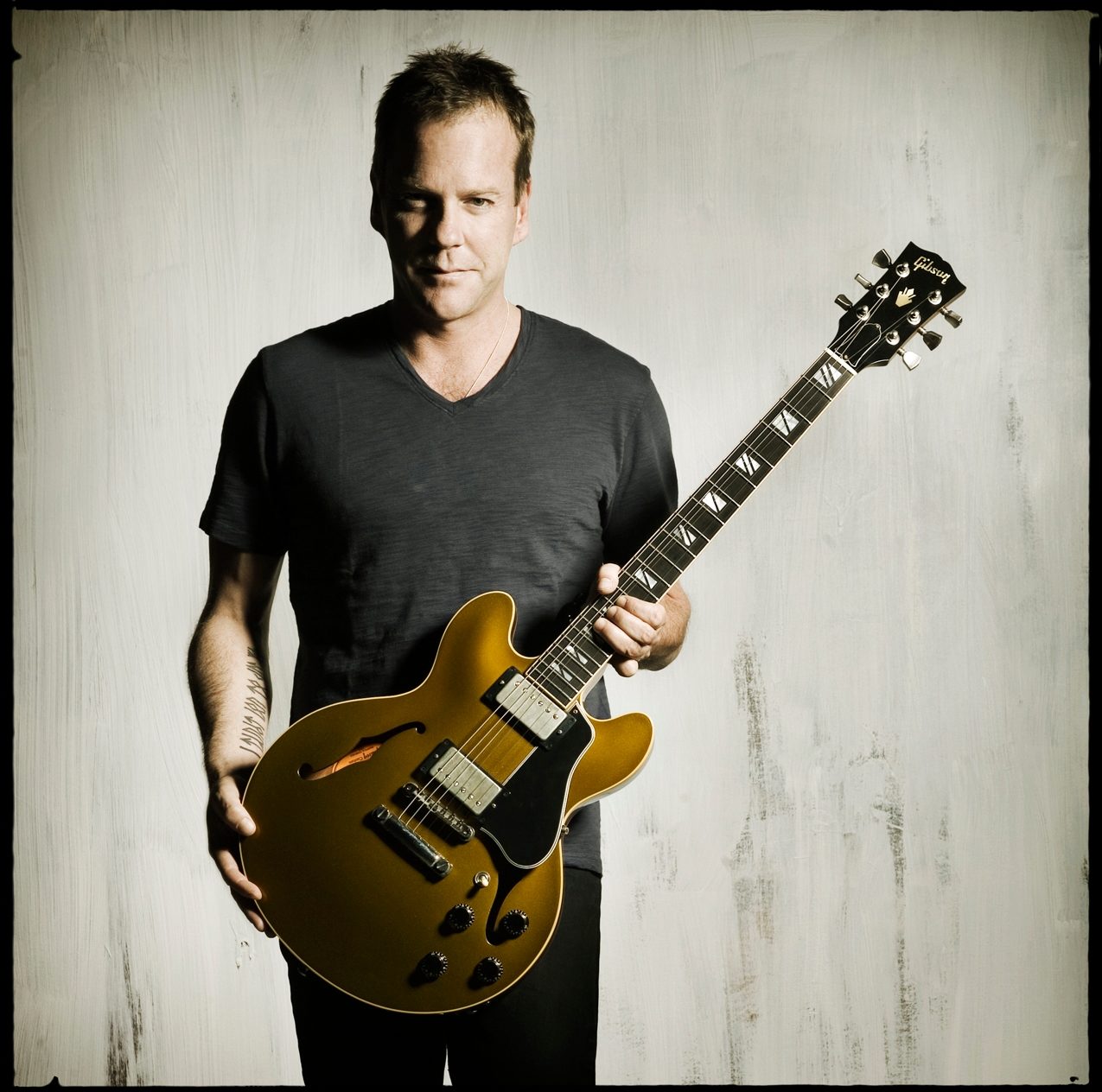 kiefer sutherland gibson guitar